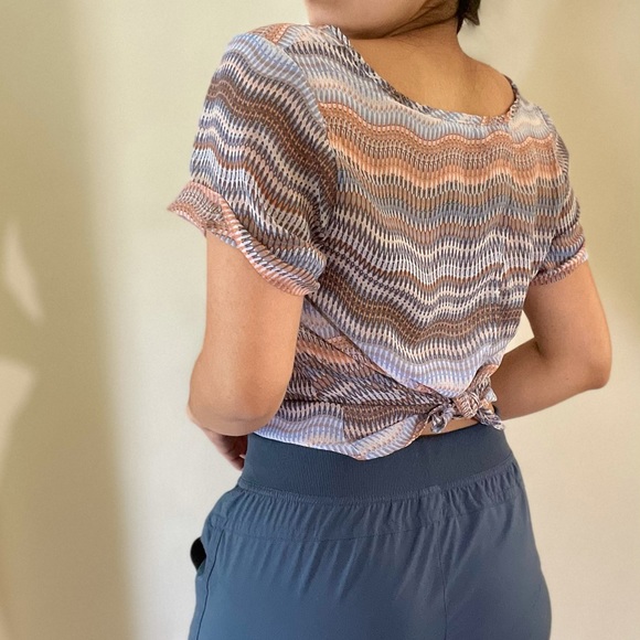 Adjustable sheer patterned top - Picture 4 of 7